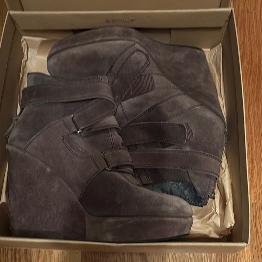 Stewart Weitzman Moon Boots size 10